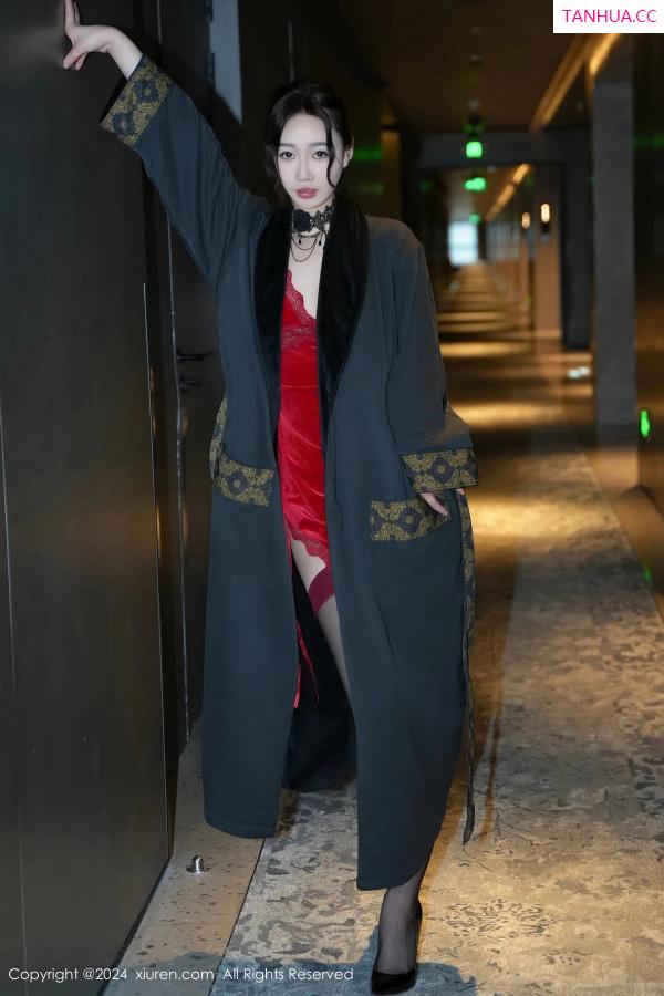   [XiuRen]高清写真图 2024.05.16 No.8547 软糖爱喝奶 黑丝美腿第7张图片